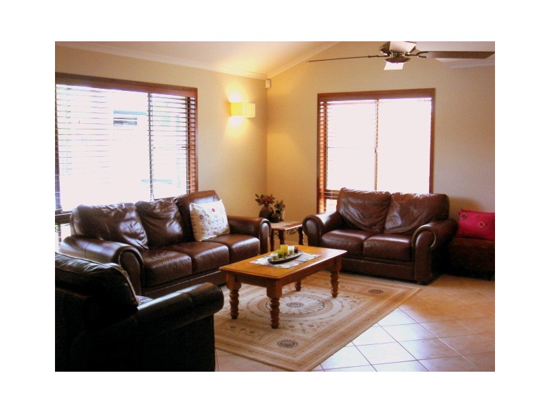 4 Caravonica Ct, Calamvale QLD 4116