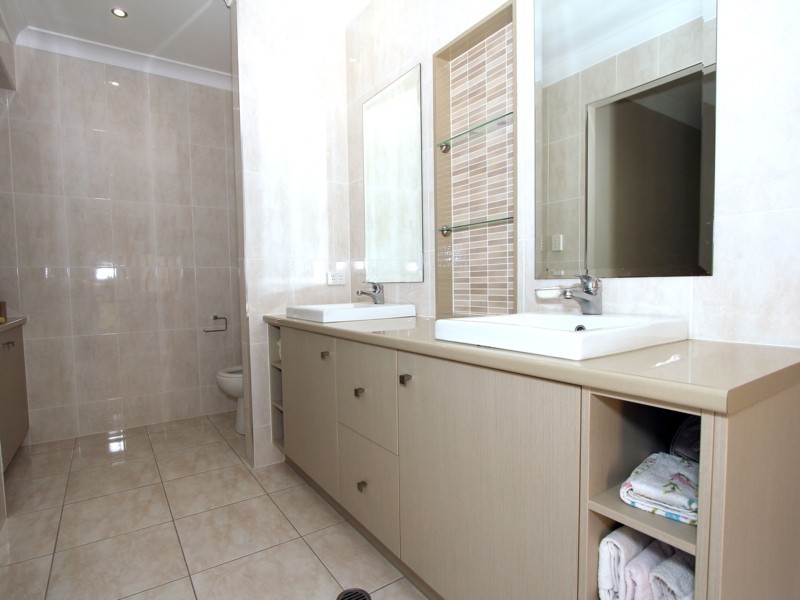 9 Dennis Vale Dr, Daisy Hill QLD 4127