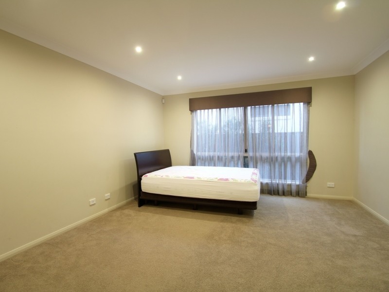 9 Dennis Vale Dr, Daisy Hill QLD 4127