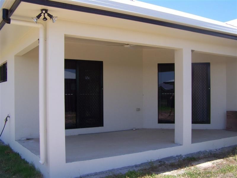 Bushland Beach QLD 4818