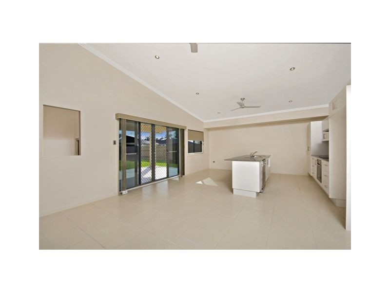 Bushland Beach QLD 4818