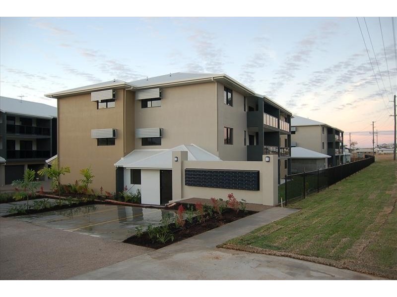 Unit 33 Riverlinks Apartments, Angus Smith Drive, Douglas QLD 4814