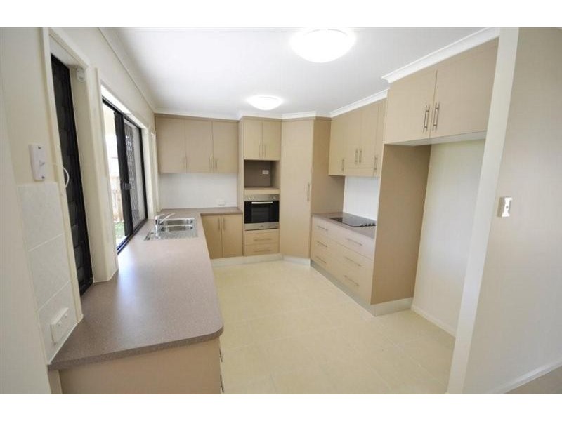 8 Beach Oak Road, Mount Low QLD 4818