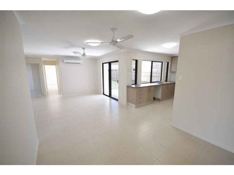 8 Beachoak Road, Mount Low QLD 4818