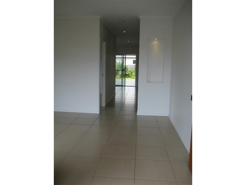 Bushland Beach QLD 4818