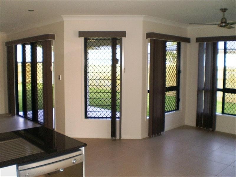 14 Lochern Way, Bushland Beach QLD 4818