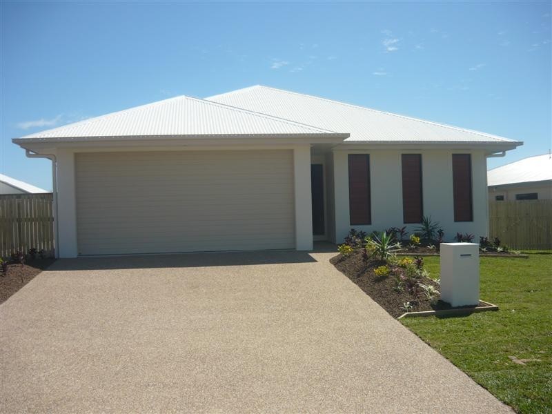 11 Rattray Street, Bushland Beach QLD 4818