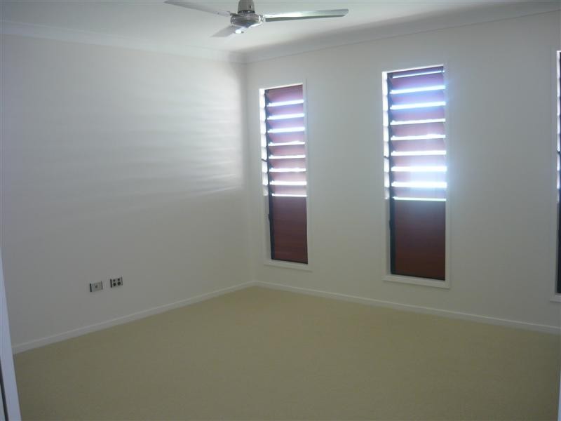 11 Rattray Street, Bushland Beach QLD 4818