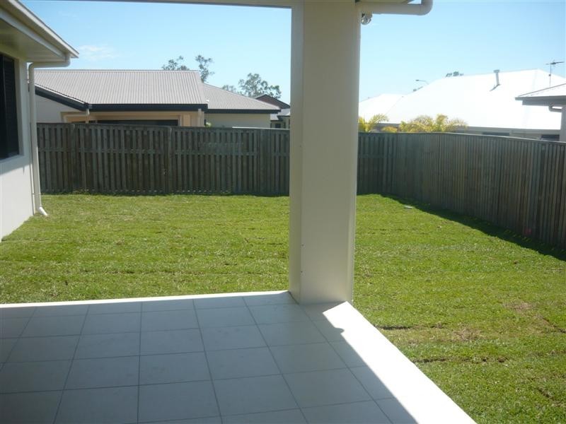 11 Rattray Street, Bushland Beach QLD 4818