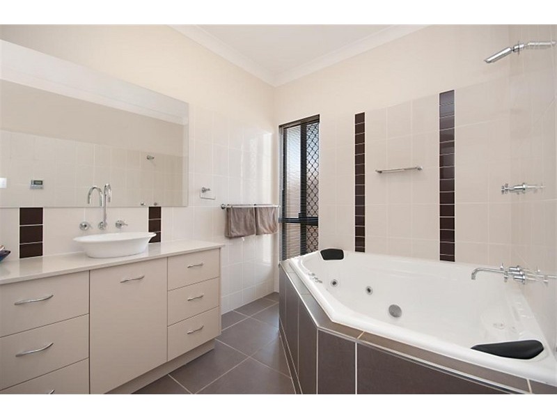 8 Newhaven Place, Idalia QLD 4811