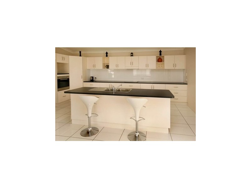 8 Marita Court, Bushland Beach QLD 4818