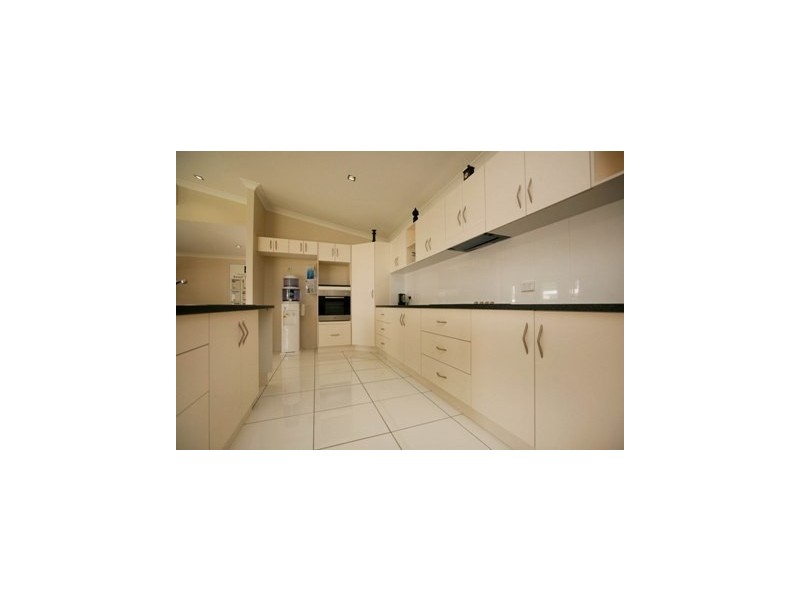 8 Marita Court, Bushland Beach QLD 4818