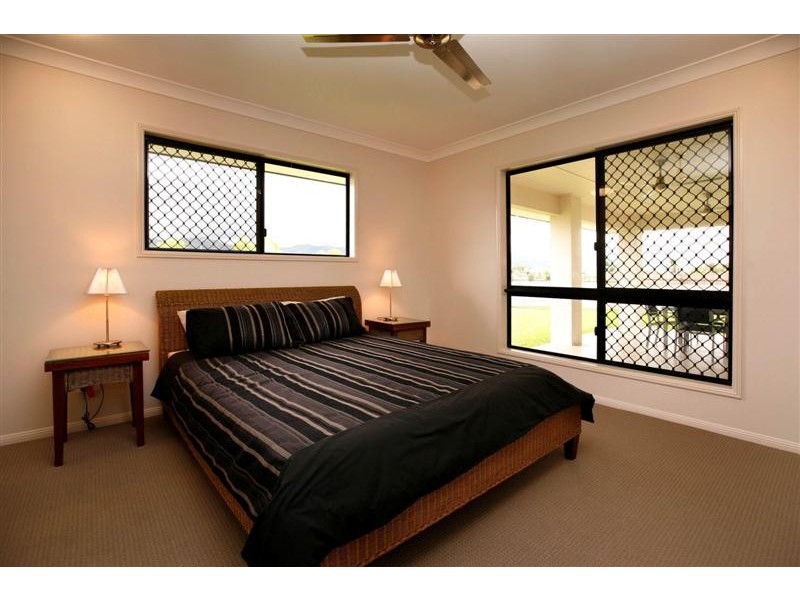 8 Marita Court, Bushland Beach QLD 4818