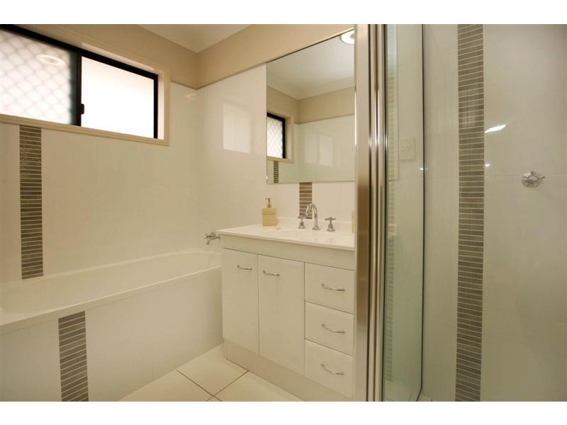 8 Marita Court, Bushland Beach QLD 4818