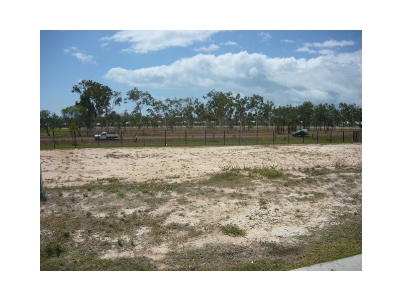 20 Hillock Crescent, Bushland Beach QLD 4818