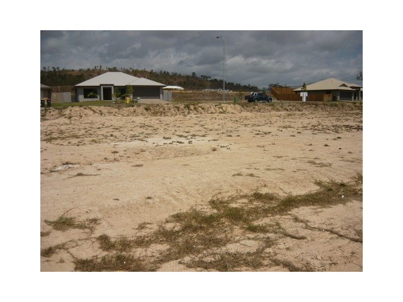 20 Hillock Crescent, Bushland Beach QLD 4818