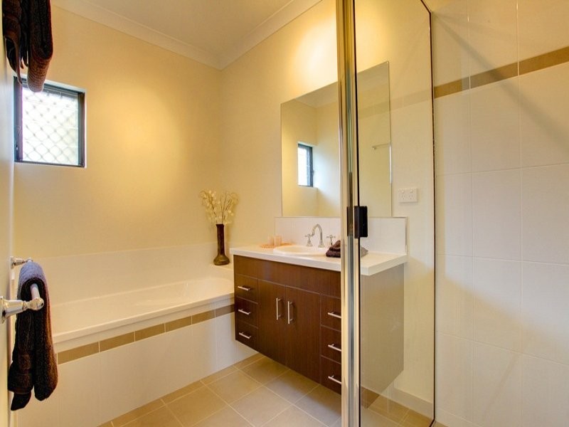 15A  Hugh St, West End QLD 4810