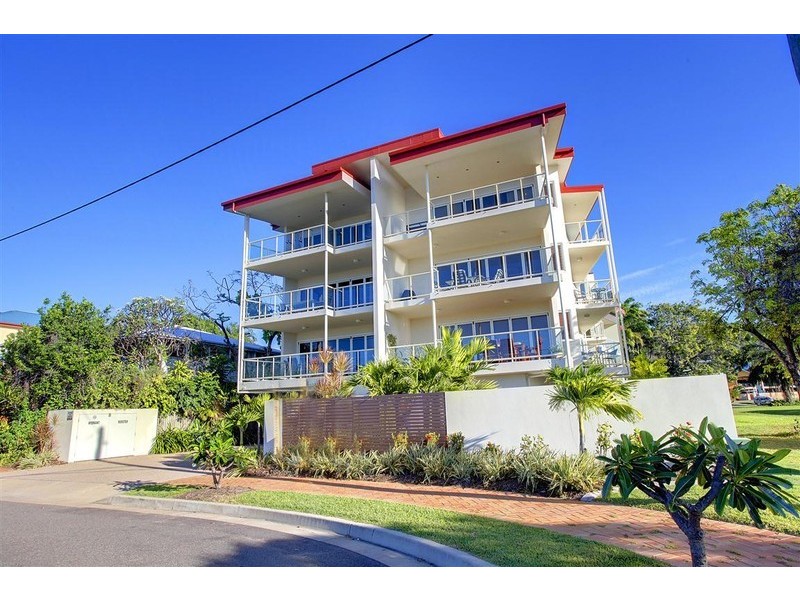 2/108 The Esplanade, Belgian Gardens QLD 4810