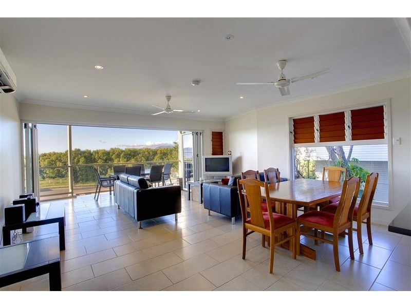 2/108 The Esplanade, Belgian Gardens QLD 4810