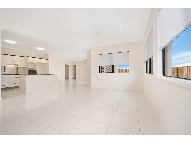 2 Rattray Street, Bushland Beach QLD 4818