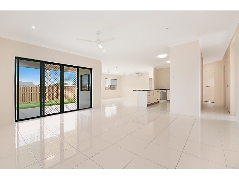 2 Rattray Street, Bushland Beach QLD 4818