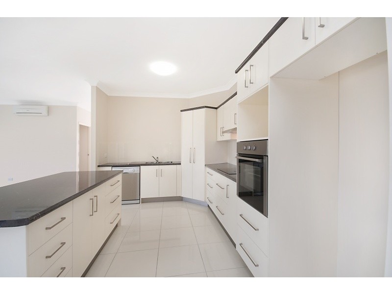 2 Rattray Street, Bushland Beach QLD 4818
