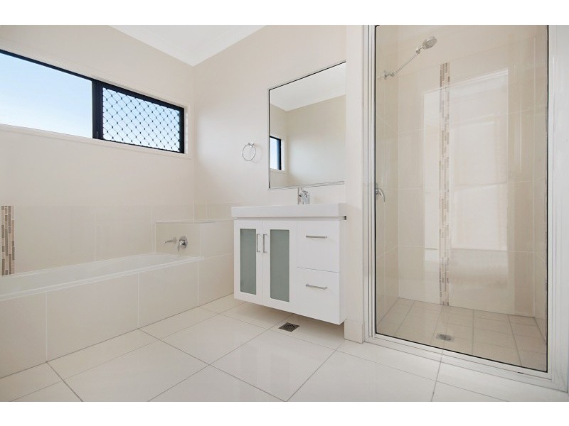 2 Rattray Street, Bushland Beach QLD 4818