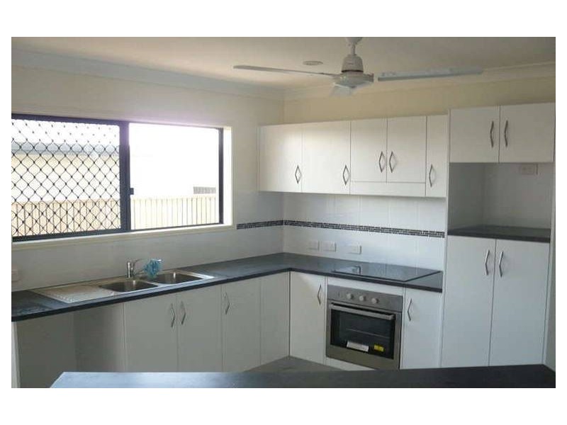 54 Hillock Cr, Bushland Beach QLD 4818