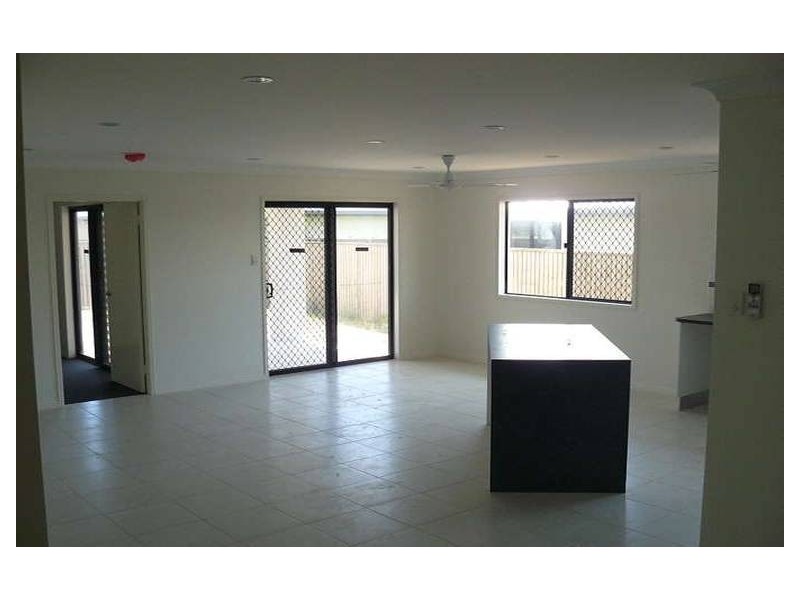 54 Hillock Cr, Bushland Beach QLD 4818