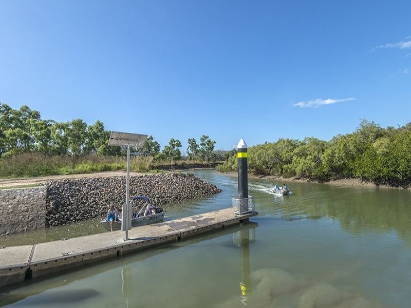 Bushland Beach QLD 4818