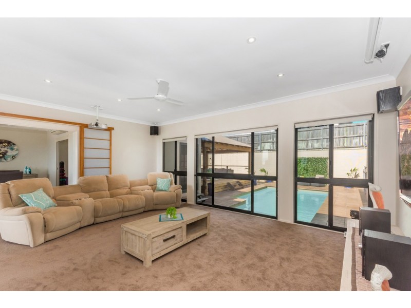 5 Cashell Crescent, Bushland Beach QLD 4818