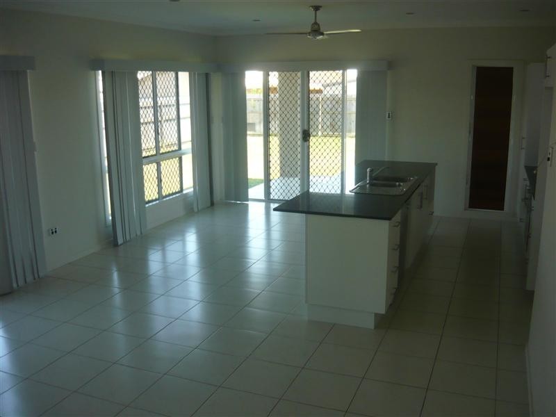 Bushland Beach QLD 4818