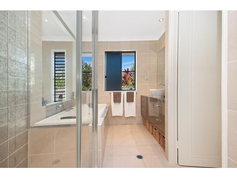 Bushland Beach QLD 4818