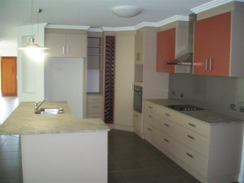 Bushland Beach QLD 4818