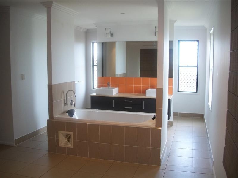 Bushland Beach QLD 4818