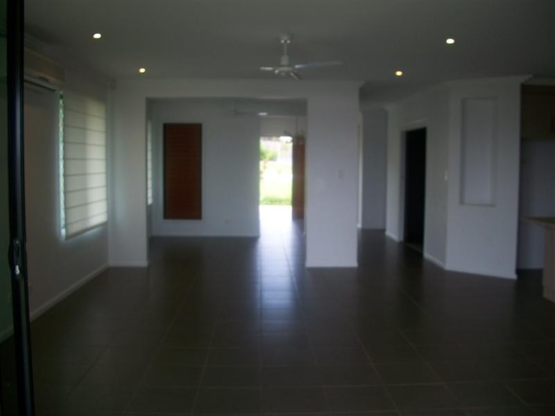 Bushland Beach QLD 4818