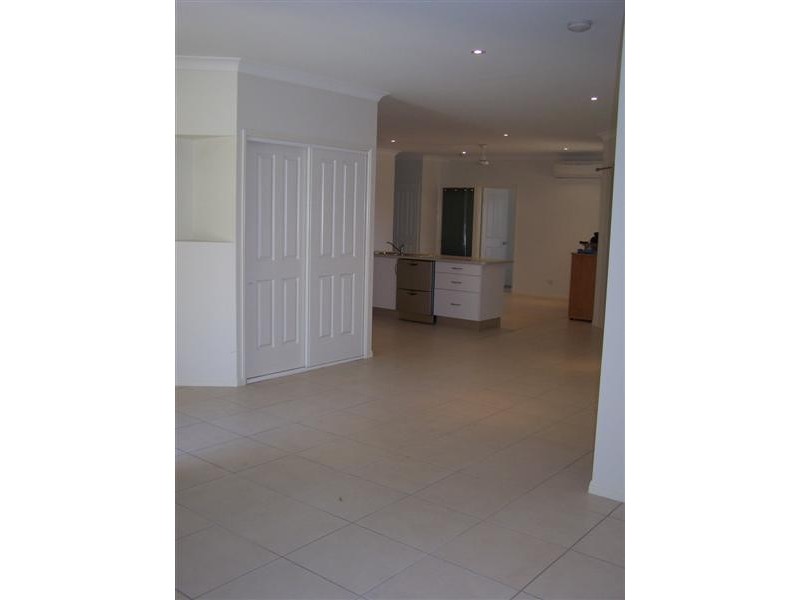 Bushland Beach QLD 4818