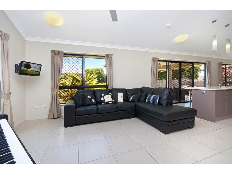 8 Balladonia Avenue, Mount Low QLD 4818