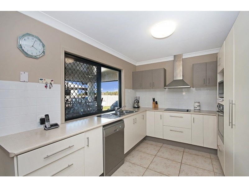 18 Mariala Court, Bushland Beach QLD 4818