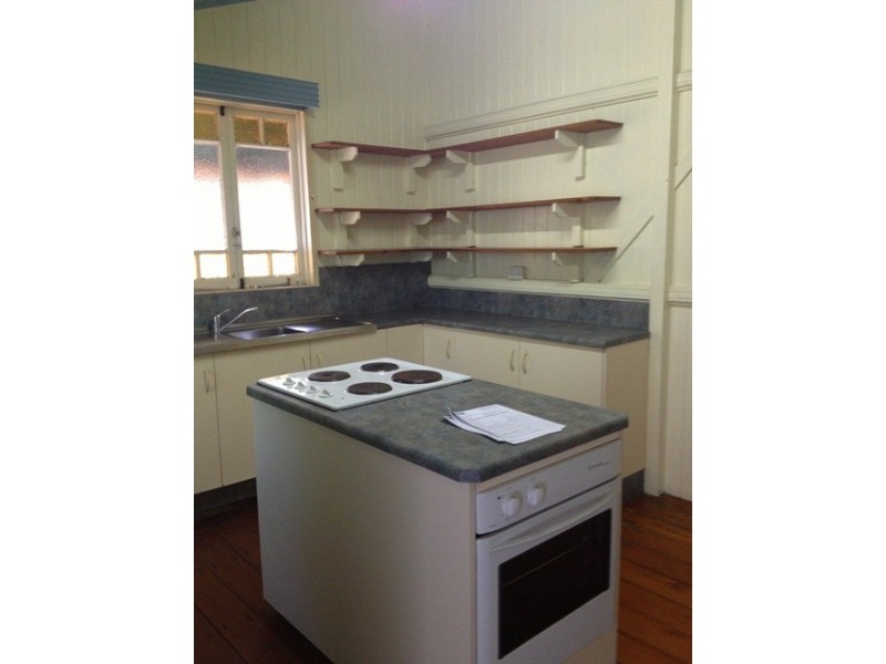 16 Greenslade Street, West End QLD 4810