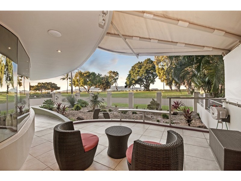 36 Palm Street, Rowes Bay QLD 4810