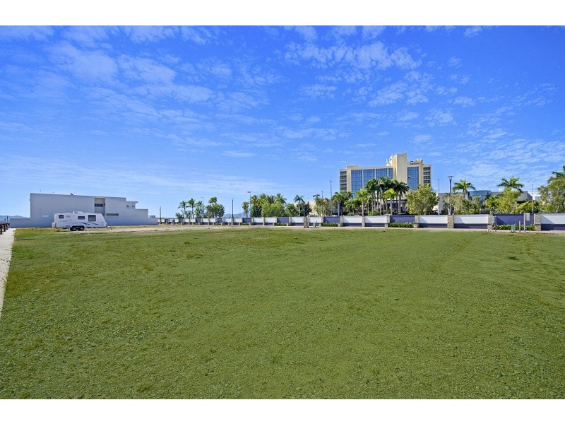 8 Sir Leslie Thiess Drive, Townsville City QLD 4810