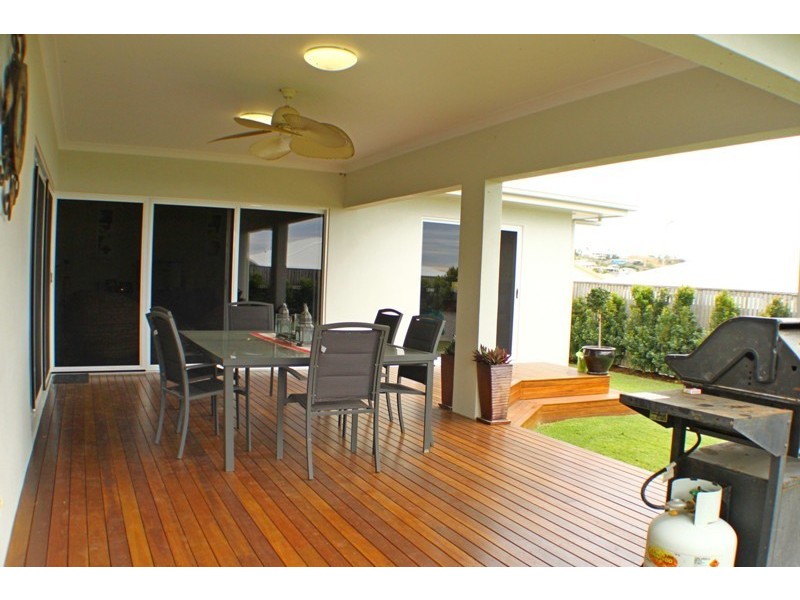 54 Rattray Street, Bushland Beach QLD 4818