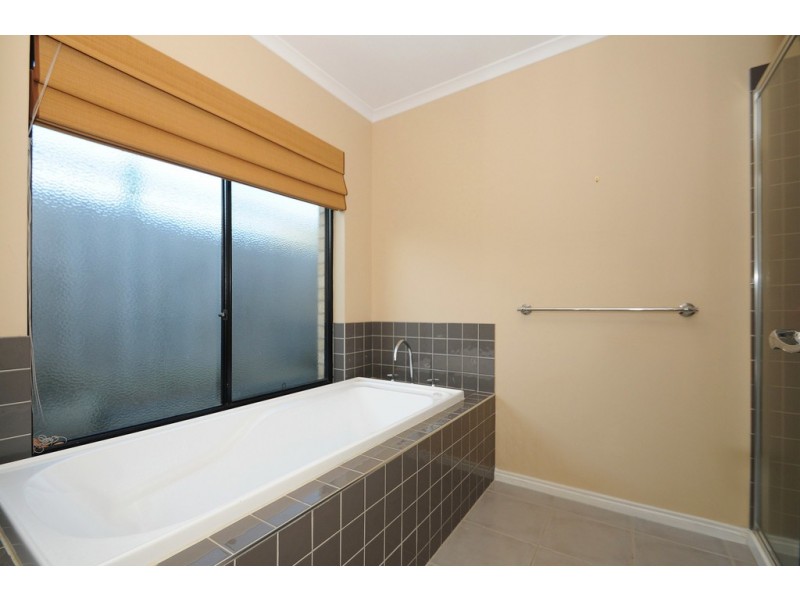 1 Clancy Crescent, Carrum Downs VIC 3201