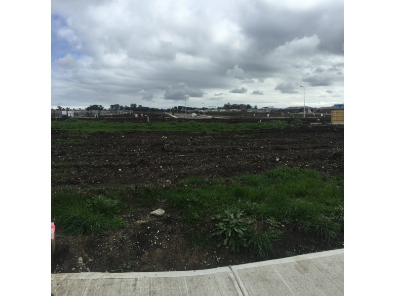 22 Benedetto Cresecent, Cranbourne East VIC 3977