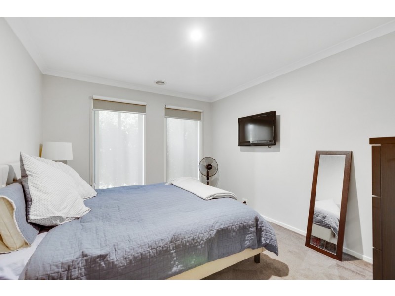 8 Eden Avenue, Skye VIC 3977