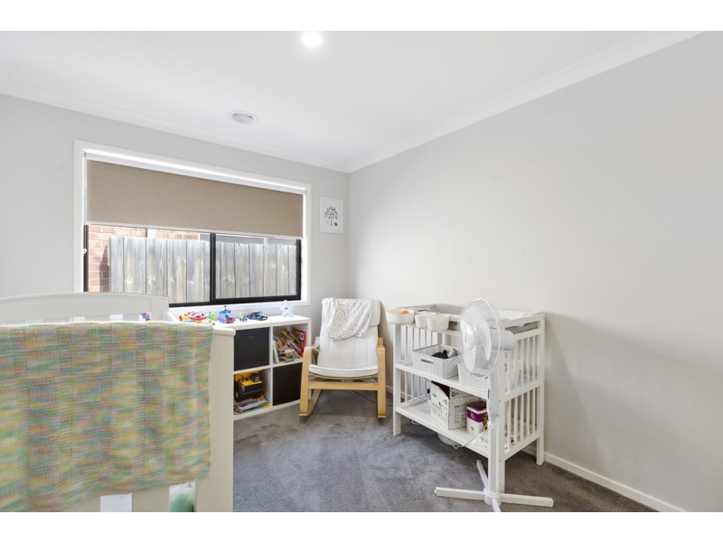 8 Eden Avenue, Skye VIC 3977