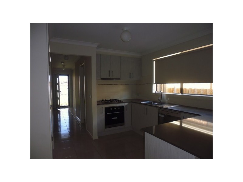 8 Mayflower Drive, Cranbourne West VIC 3977