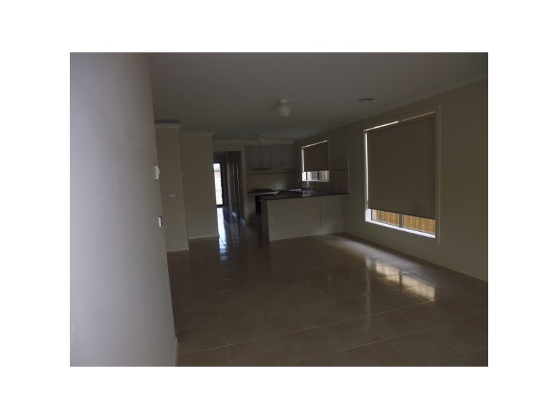 8 Mayflower Drive, Cranbourne West VIC 3977