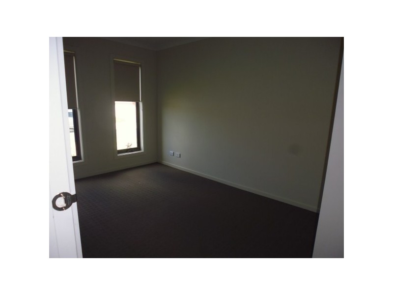 8 Mayflower Drive, Cranbourne West VIC 3977